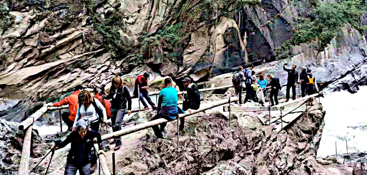 hiking in tiger leaping gorge in yunnan
