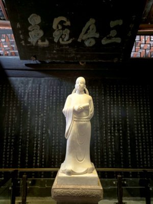 statue of chen ziang in Shehong